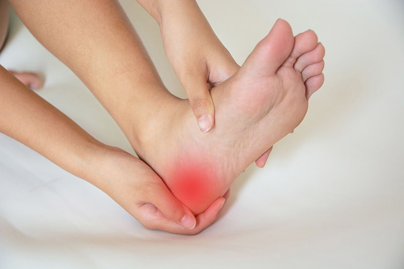 women-holding-painful-heel